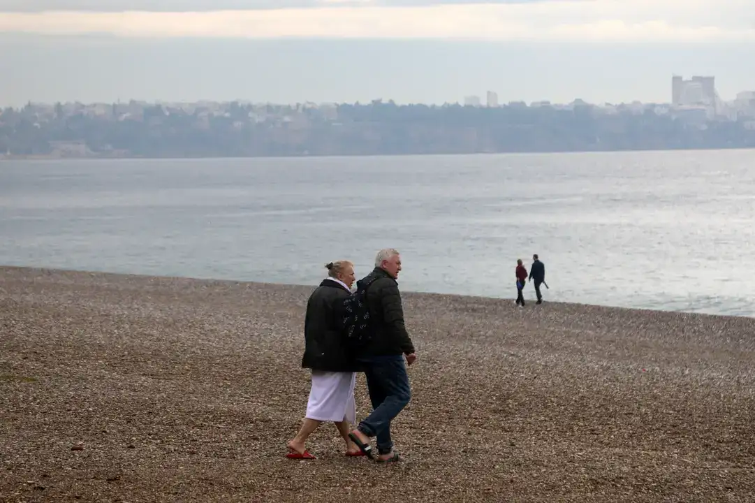 Antalya’da Yağış Etkili Oldu, Konyaaltı Sahili Boş Kaldı 3